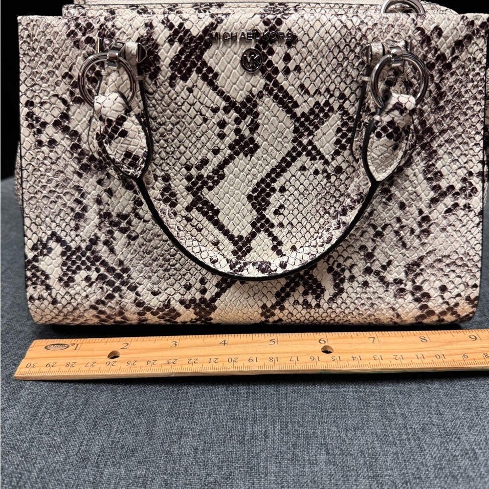 Adorable Michael Kors small satchel/crossbody - Picture 7 of 7